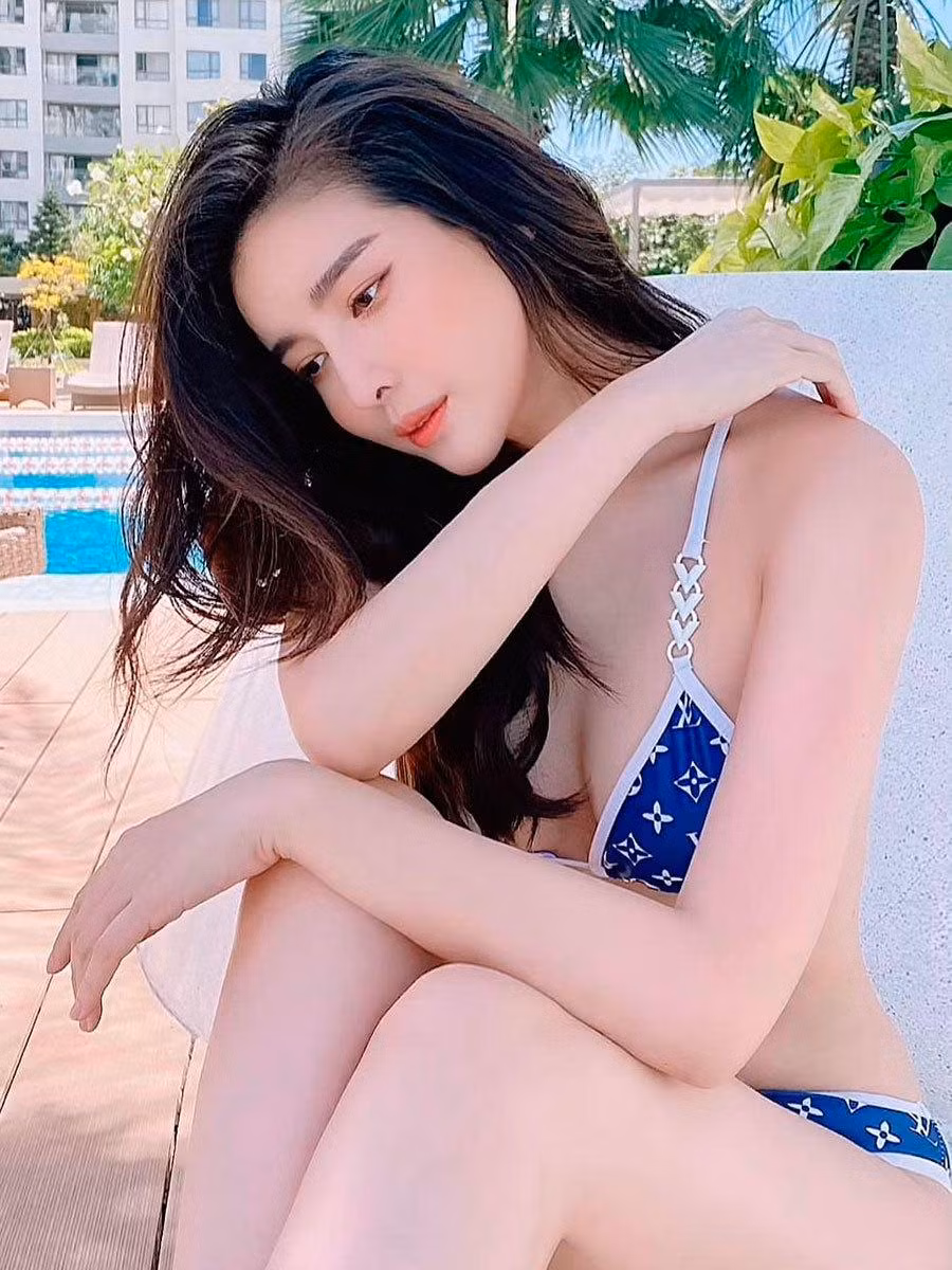 Trong phim Bão ngầm đang phát trên VTV, Cao Thái Hà vào vai thiếu úy Hạ Lam đầy nghiêm nghị. Thế nhưng, ngoài đời, Cao Thái Hà lại rất cá tính, người đẹp thường xuyên khoe những hình ảnh gợi cảm trên trang cá nhân.