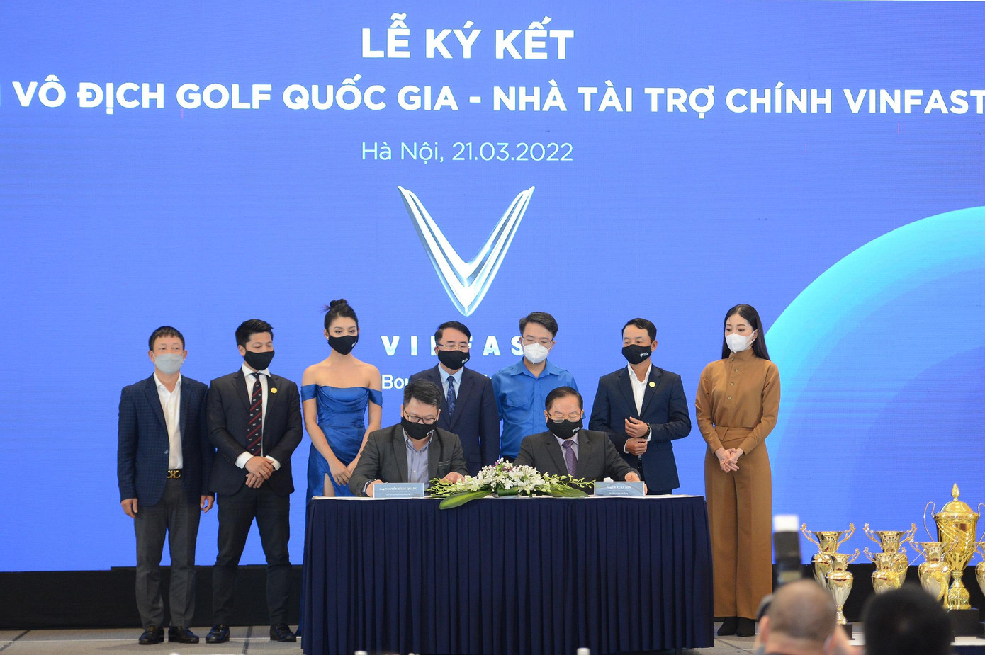 Ông Lê Xuân Sơn-Tổng Biên tập báo Tiền Phong, Trưởng Ban tổ chức giải và ông Nguyễn Đăng Quang - Giám đốc kinh doanh VinFast Miền Bắc - đại diện nhà tài trợ chính của giải tiến hành ký kết hợp đồng tài trợ.