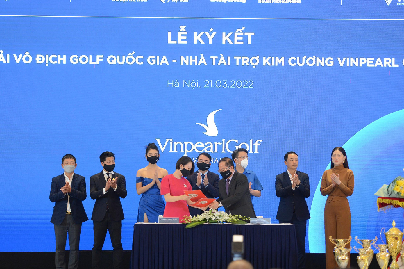 Ông Lê Xuân Sơn-Tổng Biên tập báo Tiền Phong, Trưởng Ban tổ chức giải và bà Nguyễn Thị Mai Hương - Tổng Giám Đốc Công ty Vinpearl Golf - đại diện nhà tài trợ Kim cương, ký kết hợp đồng tài trợ.