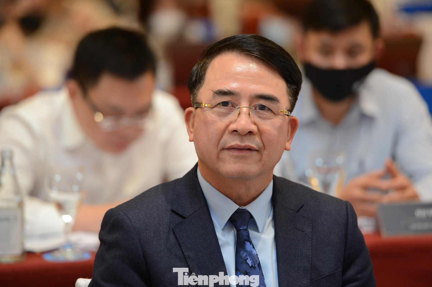 Ông Lê Khắc Nam, Phó Chủ tịch UBND Hải Phòng cho rằng để thu hút được các nhà đầu tư trong nước và quốc tế đến với Hải Phòng, thì khâu đầu tiên tỉnh này quan tâm là cải cách hành chính và cải cách thủ tục hành chính, tập trung giải phóng mặt bằng để tạo được sự hài lòng cho các nhà đầu tư và người dân. Ông Lê Khắc Nam, Phó Chủ tịch UBND Hải Phòng cho rằng để thu hút được các nhà đầu tư trong nước và quốc tế đến với Hải Phòng, thì khâu đầu tiên tỉnh này quan tâm là cải cách hành chính và cải cách thủ tục hành chính, tập trung giải phóng mặt bằng để tạo được sự hài lòng cho các nhà đầu tư và người dân.