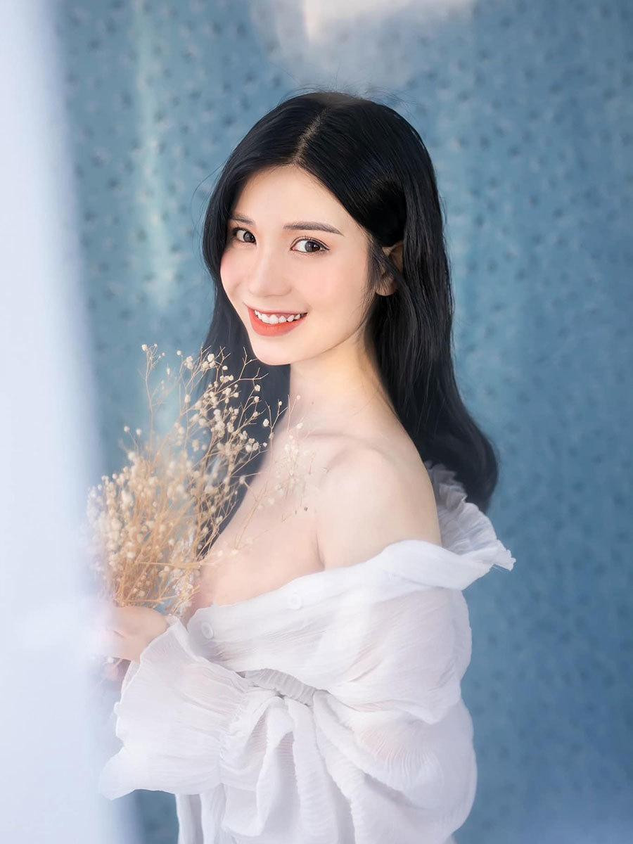 Diễn viên Thanh Bi - người chuyên trị những vai lẳng lơ, sexy vào vai thiếu úy Đường Hải Yến trong Bão ngầm khiến nhiều người bất ngờ. Thanh Bi chia sẻ cô đã cố gắng để hoàn thành vai diễn thật tốt, đưa đến cho khán giả những cảnh phim chân thật, sống động.