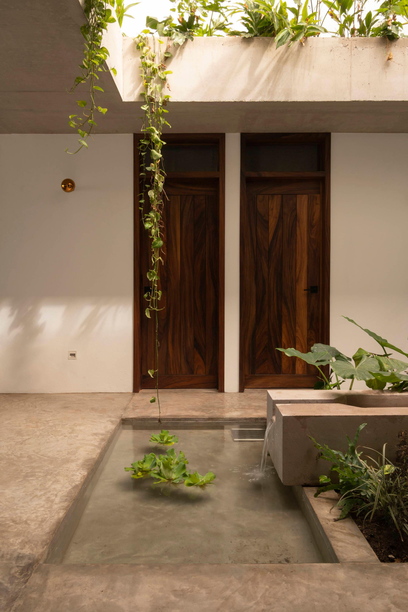 Khu vực sân trong được thiết kế tiểu cảnh hồ nước, giúp điều tiết vi khí hậu cho toàn bộ không gian của căn nhà.