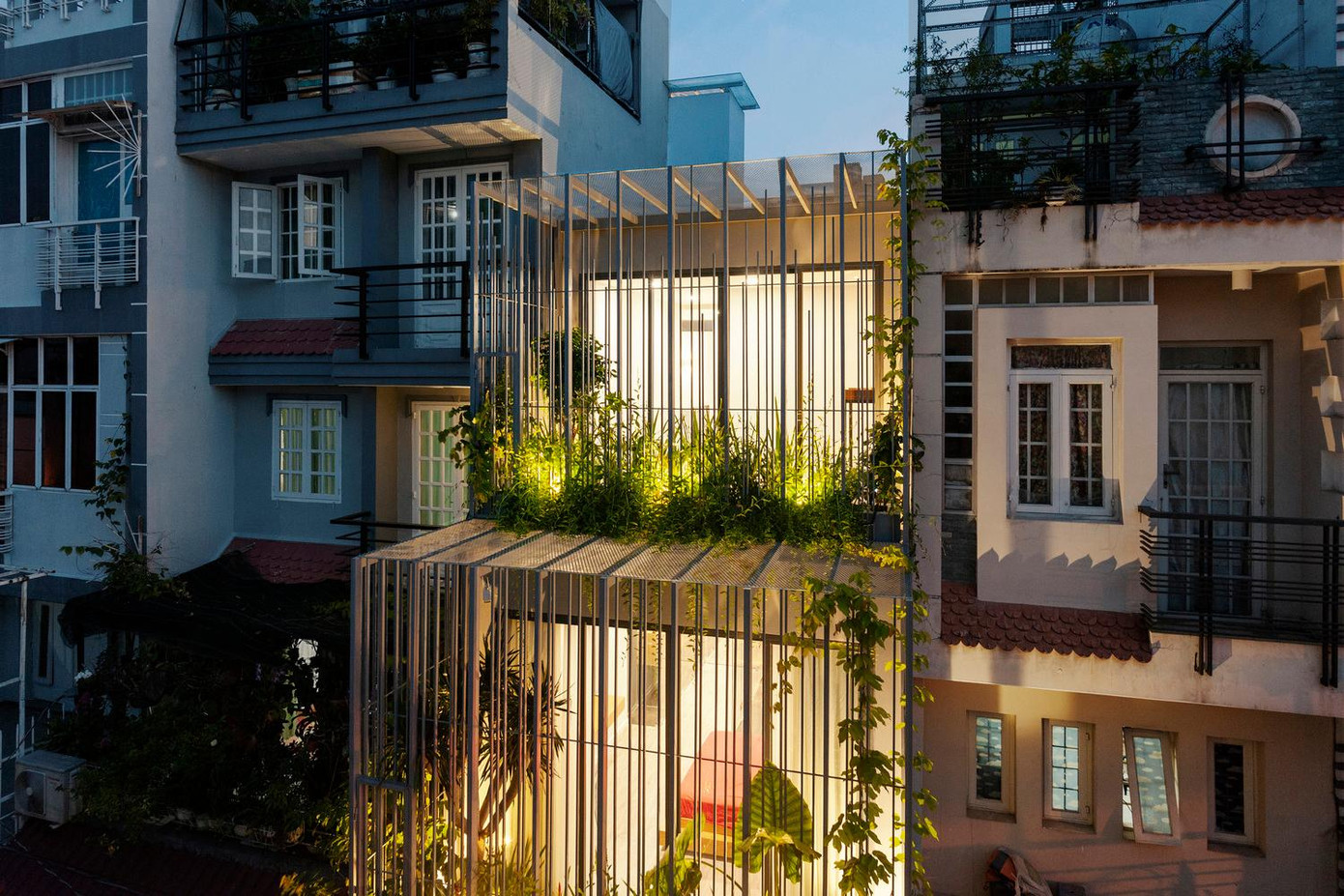 “Lồng” sắt và sân thượng đã giúp làm giảm tiếng ồn từ dòng xe cộ đông đúc bên dưới nhà, đồng thời tăng cường đáng kể sự riêng tư và an ninh cho các không gian bên trong. Hơn nữa, chúng còn được coi là vùng đệm xanh quan trọng, kéo các con đến gần hơn với thiên nhiên mỗi ngày.