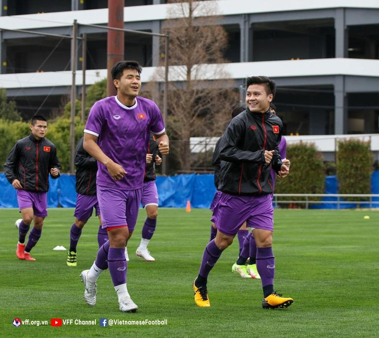 So với buổi tập hôm qua, điều kiện thời tiết hôm nay khá thuận lợi cho kế hoạch luyện quân của đội tuyển Việt Nam. Dù vẫn khá lạnh, nhưng trời tạnh ráo và không quá nhiều gió.