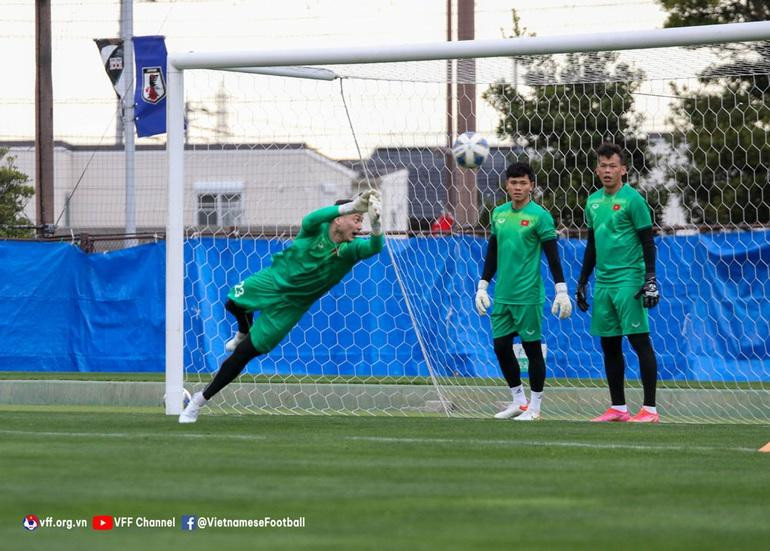 Đặng Văn Lâm nỗ lực tập luyện. Thủ thành Việt kiều sẽ cạnh tranh suất bắt chính với Tấn Trường và Nguyên Mạnh.