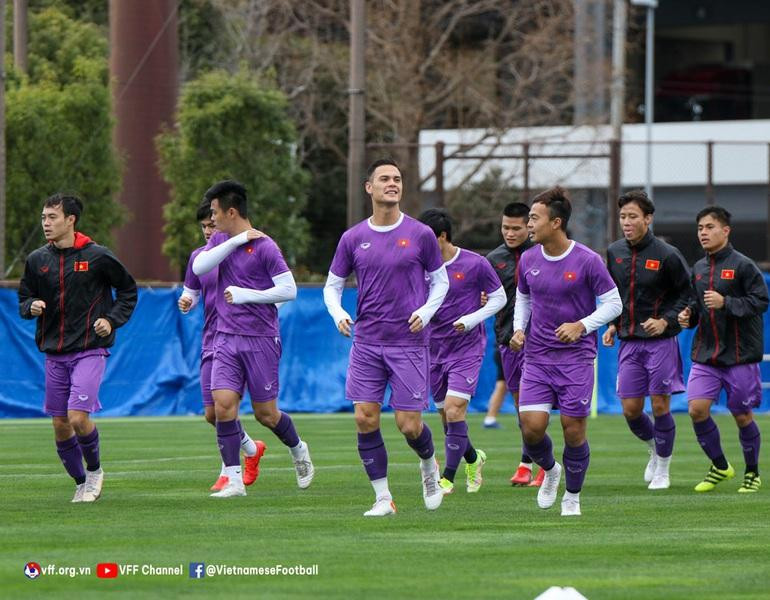 Trên cơ sở đó, tại buổi tập chiều nay trên sân tập Saitama, HLV Park Hang Seo đã tập trung phần lớn thời lượng cho các nội dung rèn về đấu pháp, khả năng di chuyển, phối hợp nhóm trong tấn công và phòng ngự.