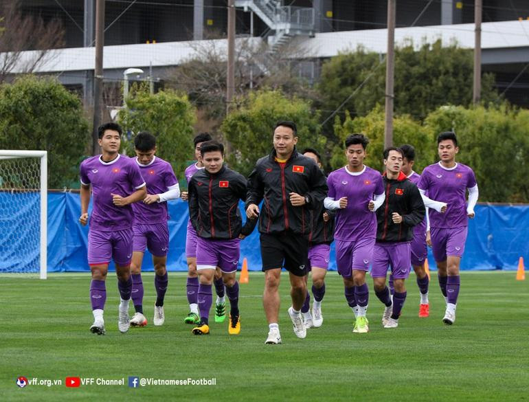 Trước đó vào buổi sáng, HLV Park Hang Seo và các học trò đã dành thời gian để xem lại băng ghi hình trận đấu của đội tuyển Nhật Bản, phân tích và rút kinh nghiệm các vấn đề còn hạn chế bộc lộ trong trận lượt đi gặp đối thủ này trên SVĐ Mỹ Đình.