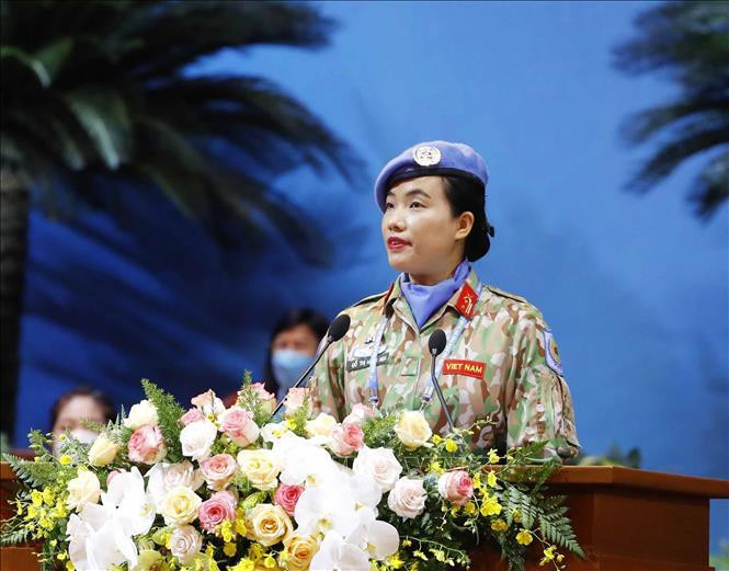 Trung tá Đỗ Thị Hằng Nga, Cục Gìn giữ hoà bình Việt Nam trình bày tham luận tại Đại hội. Ảnh: Phương Hoa/TTXVN