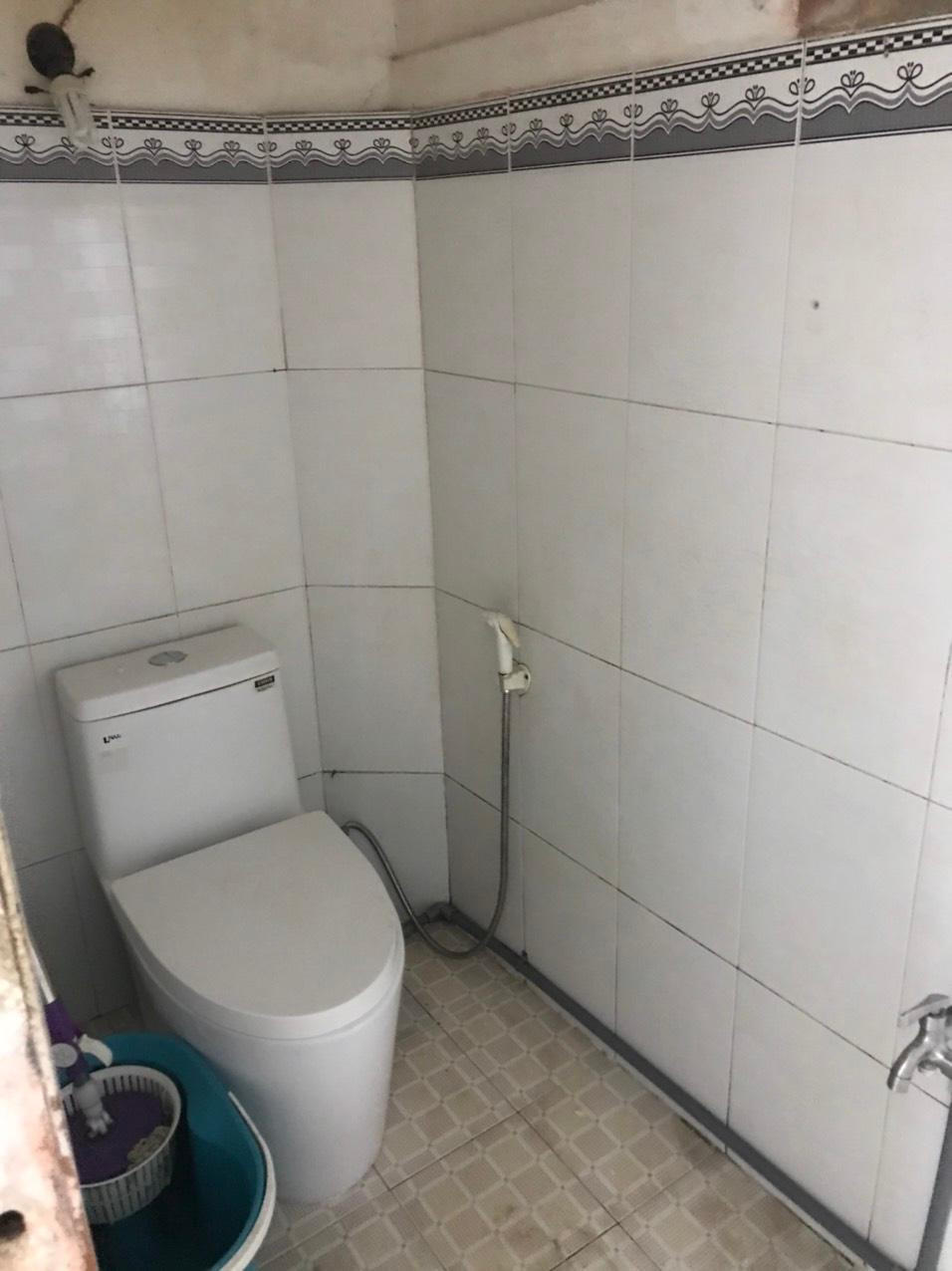 Ở mặt bằng bố trí không gian, Văn Cảnh mở rộng khu WC, bằng việc có thêm khu tắm đứng. Do đó, tuy WC có diện tích không quá lớn nhưng cũng được phân chia 2 phần khô và ướt rõ ràng, điều này làm cho không gian sân sau không bị ướt quá nhiều.