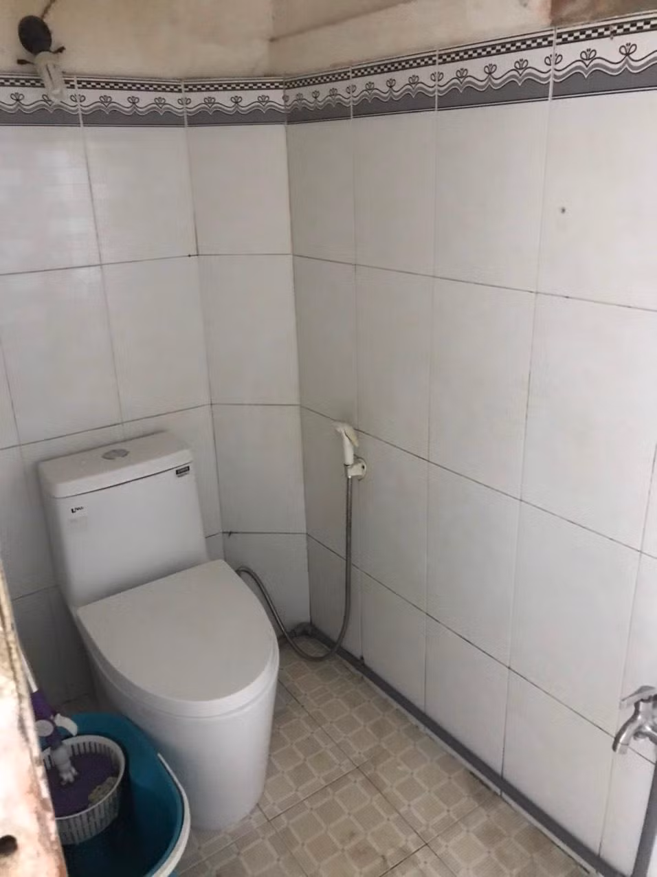 Ở mặt bằng bố trí không gian, Văn Cảnh mở rộng khu WC, bằng việc có thêm khu tắm đứng. Do đó, tuy WC có diện tích không quá lớn nhưng cũng được phân chia 2 phần khô và ướt rõ ràng, điều này làm cho không gian sân sau không bị ướt quá nhiều.