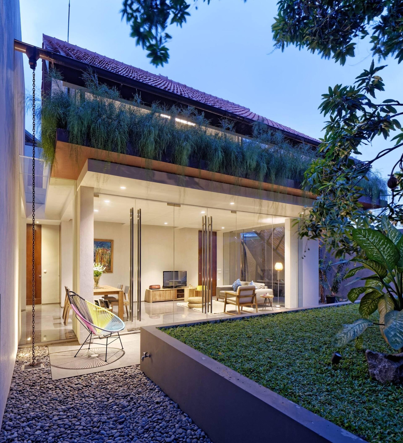 Những mảng xanh đan xen vào không gian nội thất tạo nên sắc thái hài hòa, tăng sự sống động cho khu vực sinh hoạt.