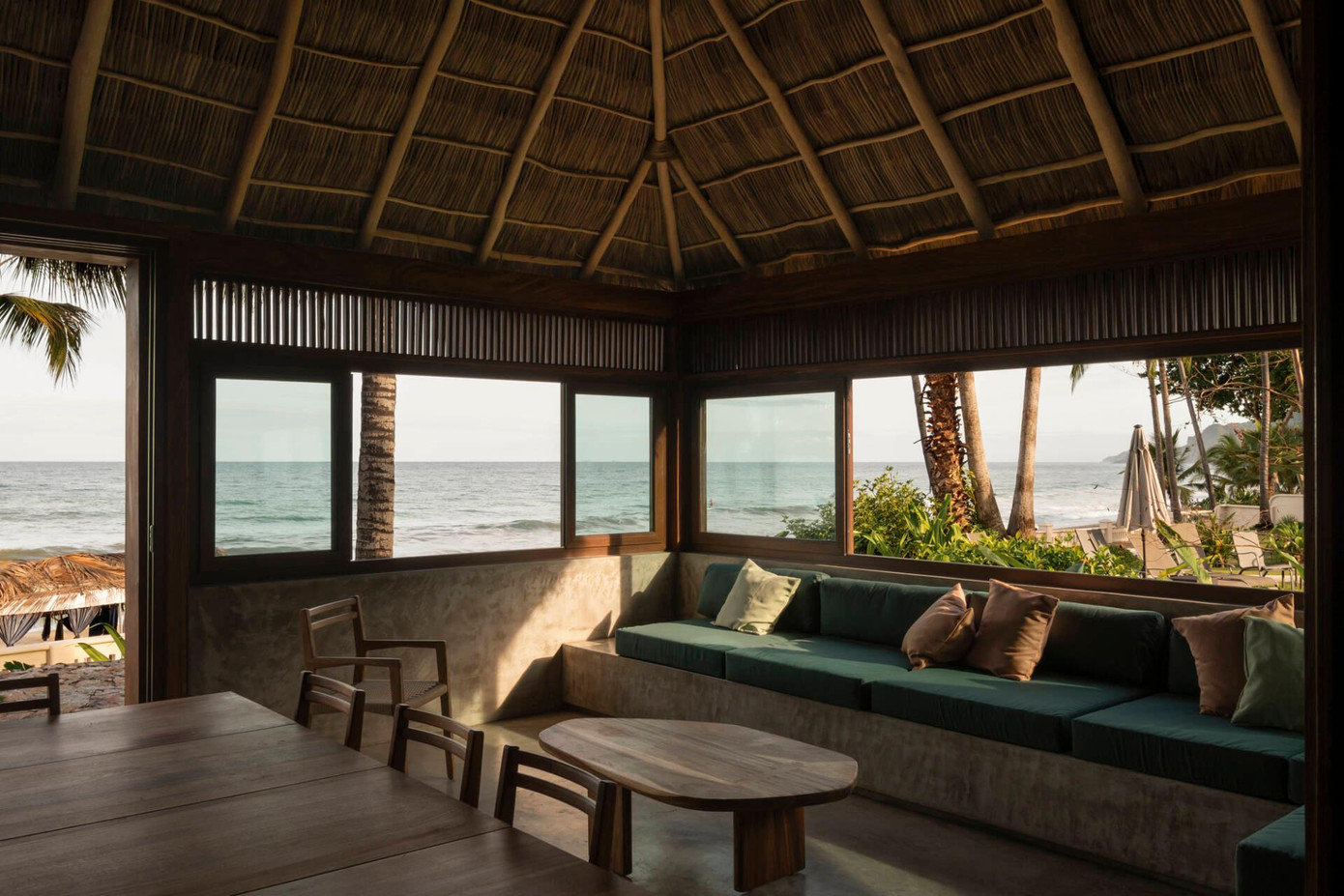 Ngôi nhà sau khi cải tạo sử dụng hệ cửa kính trong suốt, nối dọc theo các mặt bên của căn nhà để mọi không gian bên trong luôn sáng, thoáng.