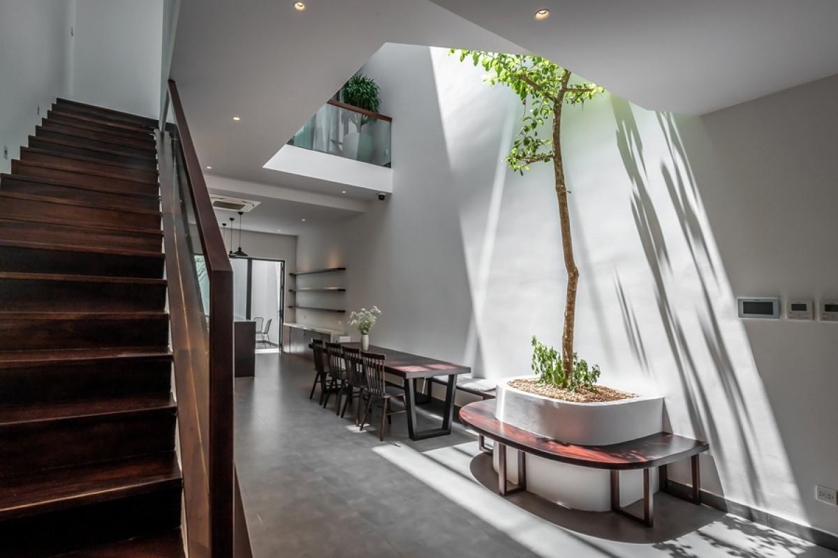 Nếu muốn tiết kiệm diện tích nhà ở, gia chủ có thể đặt giếng trời ở bên cạnh cầu thang.