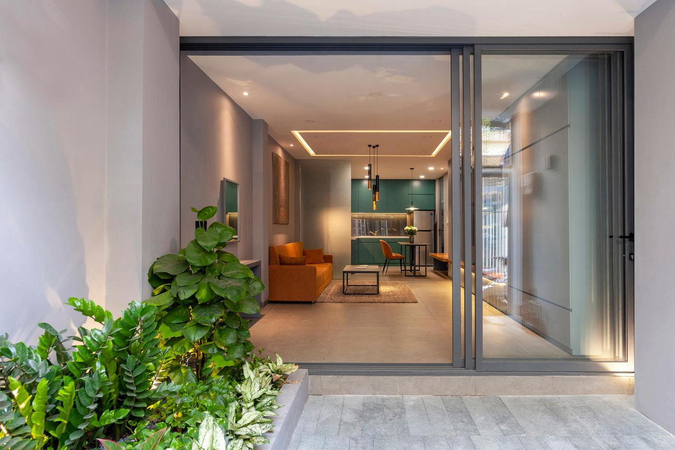 Tầng 3 có khoảng lùi 2m vẫn đủ rộng rãi để bố trí gọn gàng phòng ngủ thứ 2, phòng vệ sinh chung và khu thờ cúng ấm cúng.