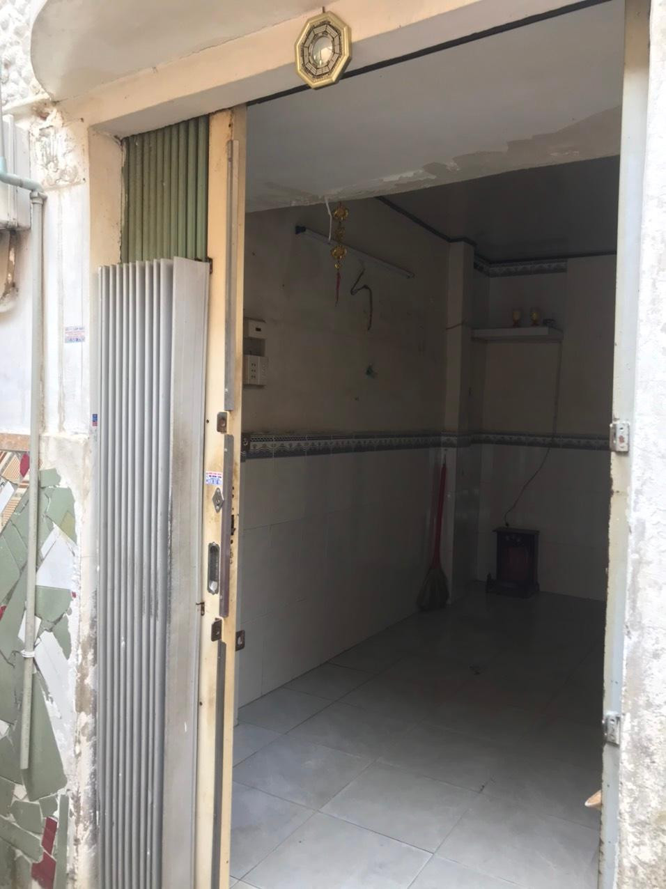 Người thực hiện dự án - KTS Văn Cảnh cho biết, căn nhà này là đại diện điển hình cho tình trạng xuống cấp, bí bách của các căn nhà phố cũ ở các đô thị của Việt Nam hiện tại. Ngôi nhà có diện tích khiêm tốn là 2m x 9m, với công năng tương đối bề bộn và bố trí có phần chật hẹp.