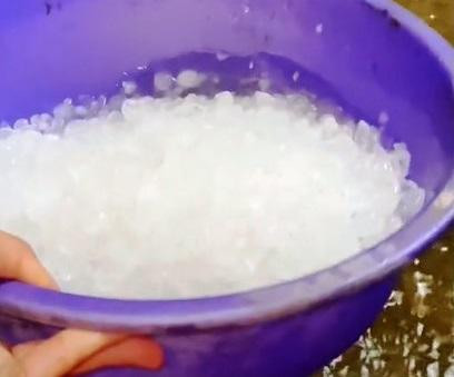 Người dân Đà Lạt dùng thau gom lượng lớn đá do trận mưa đổ xuống trưa 27-3. Người dân Đà Lạt dùng thau gom lượng lớn đá do trận mưa đổ xuống trưa 27-3.