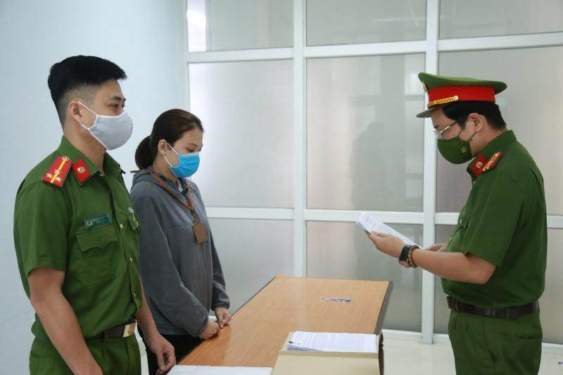 Cơ quan điều tra tống đạt quyết định khởi tố bị can đối với Nguyễn Thị Thùy Trang. Cơ quan điều tra tống đạt quyết định khởi tố bị can đối với Nguyễn Thị Thùy Trang.