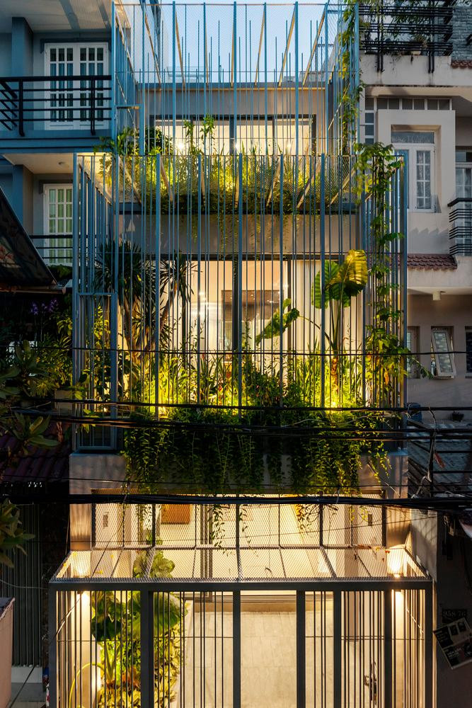 Không gian phía trước được dành cho khu vực sinh hoạt rộng rãi kết hợp với sảnh chính và sân cảnh.