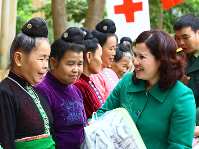 Dược sỹ - TGĐ Lê Thị Bình trao 300 suất quà Tết và chăn ấm. Ảnh: Nguyễn Tâm