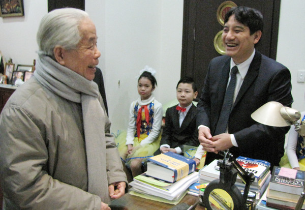 Nguyên Tổng bí thư Đỗ Mười nói chuyện cùng Bí thư thứ nhất TƯ Đoàn Nguyễn Đắc Vinh. Tuổi đã cao, nhưng Nguyên Tổng bí thư Đỗ Mười rất minh mẫn.