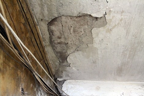 Những mảng tưởng bị bong tróc, nứt nẻ rơi xuống lối đi thường xuyên