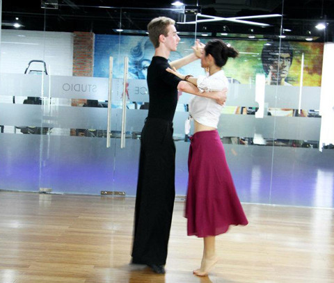 "Hristo: "Bắt đầu nào! Chúng ta hãy cùng nhau khởi động chút xíu trước khi vào chuyên môn nhé. Một, hai, ba bốn, hít, thở, hít, thở...".