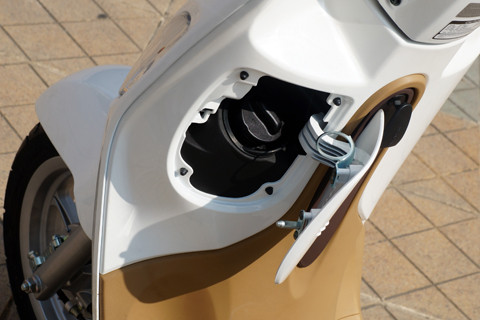 Bình xăng ở vị trí khá thuận tiện