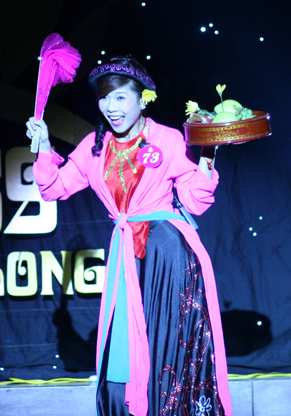 Trần Thị Dung (ĐH Thăng Long)hóa thân thành Thị Mầu 