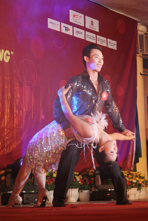 Đêm chung kết diễn ra với nhiều tiết mục nóng bỏng