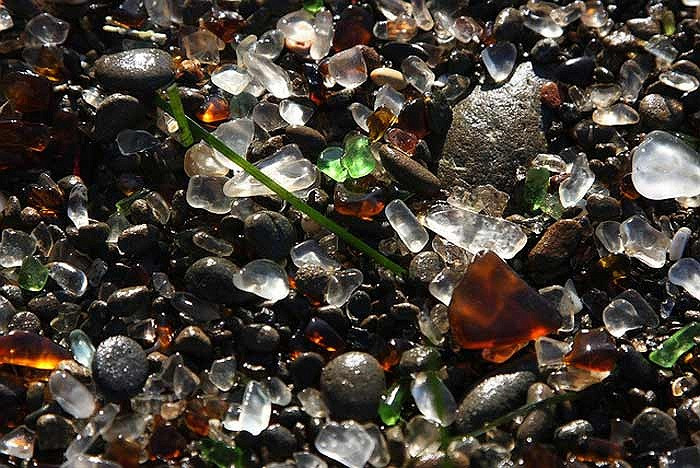 Người ta đã cố gắng dọn dẹp những loại rác thải lớn và khó phân hủy như đồ đạc, máy móc. Tuy nhiên vẫn còn hàng triệu vỏ chai, mảnh thủy tinh… không thể thu gom