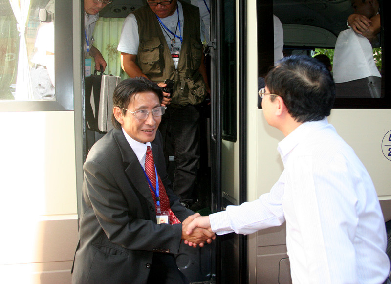 Phó TBT Lê Xuân Sơn đại diện báo Tiền Phong đón đoàn đại biểu đến giao lưu