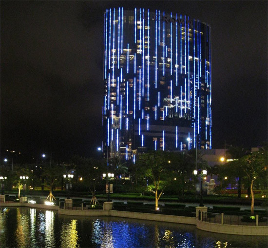 Còn đây là sòng bạc The Crown. Bên ngoài của sòng bạc này thay đổi màu sắc và lung linh như một dòng dữ liệu đang di chuyển.