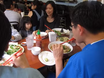 Thưởng thức ẩm thực Việt Nam tại một nhà hàng ở Mỹ. Thưởng thức ẩm thực Việt Nam tại một nhà hàng ở Mỹ