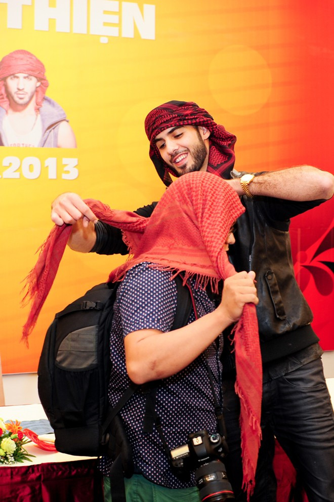 Chiếc khăn choàng đầu của anh được trả cao nhất với giá 4,5 triệu đồng