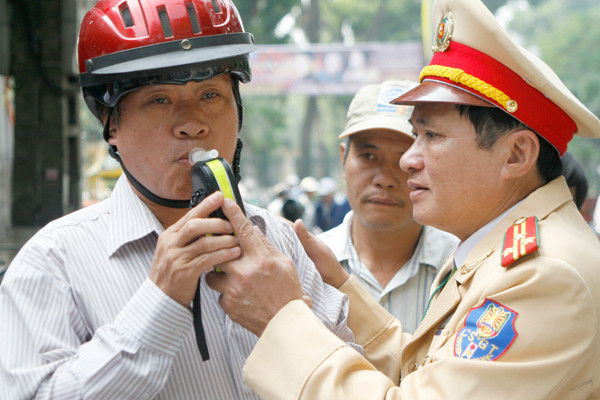 Kiểm tra nồng độ bia, rượu đối với người điều khiển phương tiện giao thông