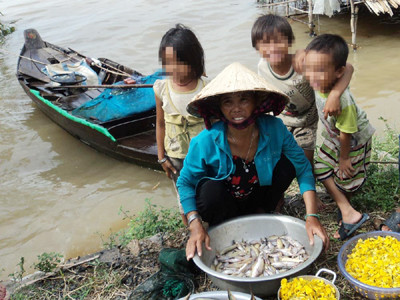 Chị Trần Thị Nở có 11 con, không đất sản xuất, nhờ lũ đánh được cá mà cuộc sống dễ thở 