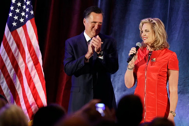Bà Ann Romney xuất hiện cạnh chồng trong trang phục đỏ như một biểu tượng của Đảng Cộng hòa