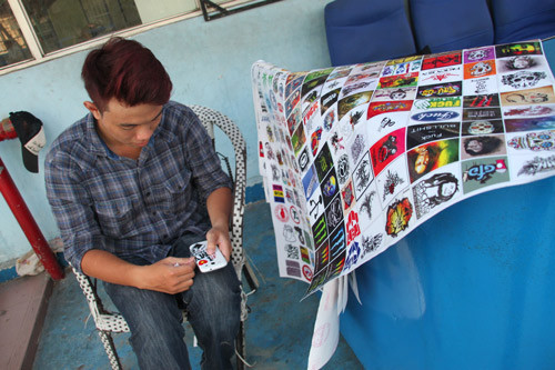 Cả một tấm với 200 sticker được bán sẵn với giá 160.000 đồng.