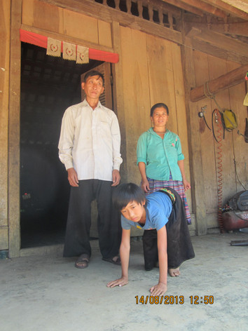 Lầu A Sáng và bố mẹ trước căn nhà của mình. Lầu A Sáng và bố mẹ trước căn nhà của mình