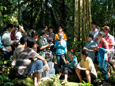 TS Lê Anh Tuấn dẫn sinh viên ngành môi trường, Đại học Cần Thơ, du khảo VQG Cát Tiên năm 2011 