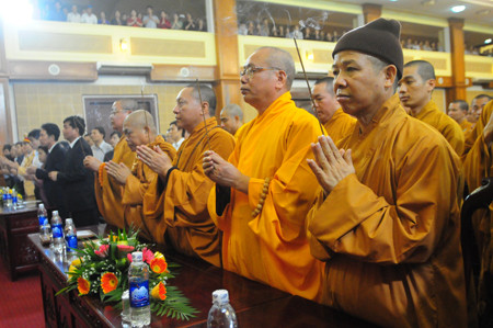 Lễ cầu siêu bắt đầu. Ảnh: Tuấn Nguyễn