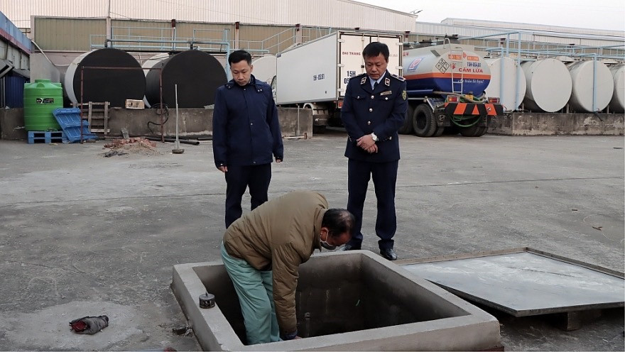 Quản lý thị trường kiểm tra bồn chứa của một cây xăng đóng cửa nghỉ bán Quản lý thị trường kiểm tra bồn chứa của một cây xăng đóng cửa nghỉ bán