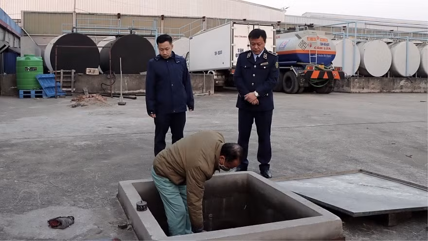 Quản lý thị trường kiểm tra bồn chứa của một cây xăng đóng cửa nghỉ bán Quản lý thị trường kiểm tra bồn chứa của một cây xăng đóng cửa nghỉ bán