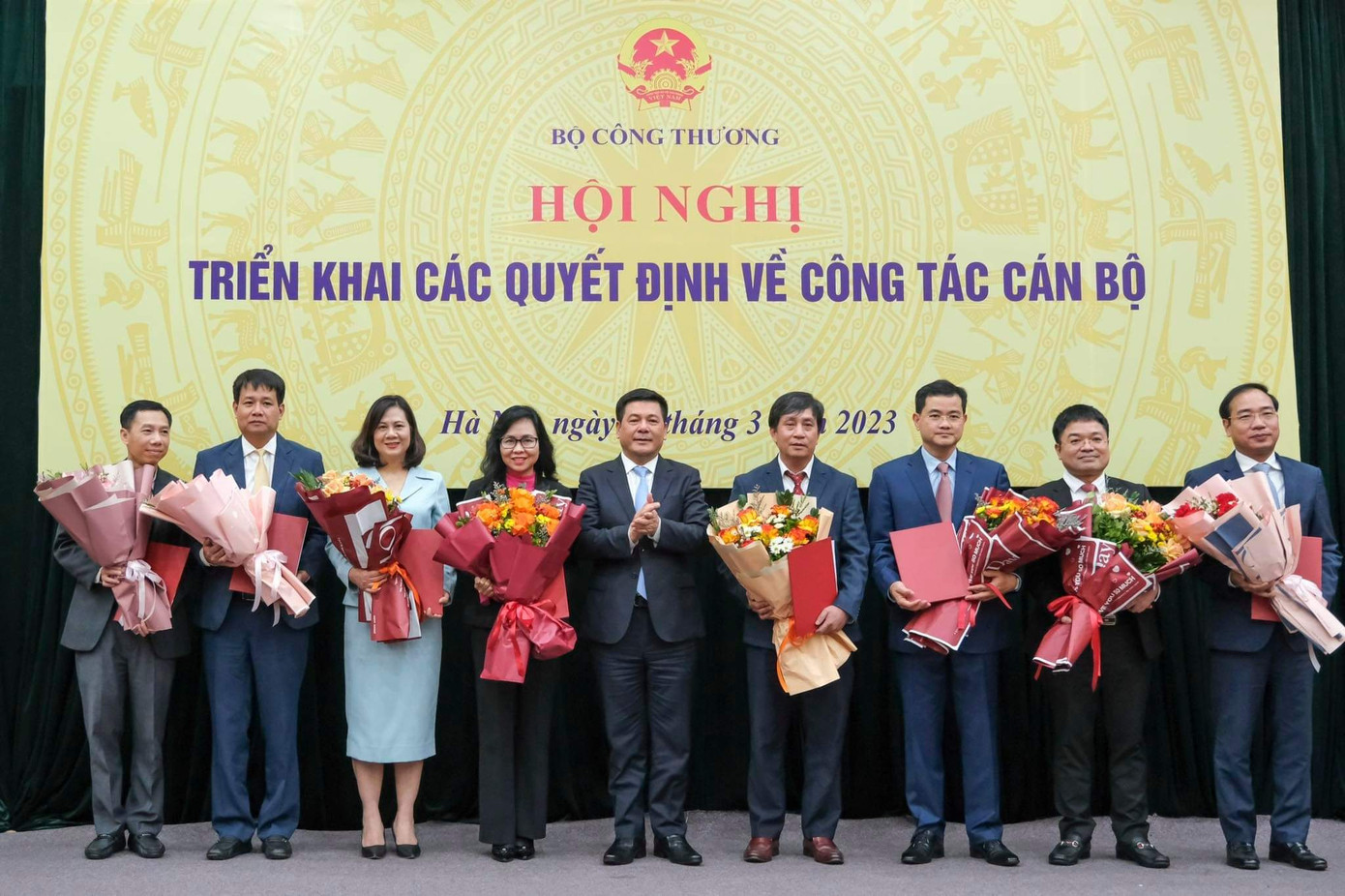 Bộ trưởng Công Thương Nguyễn Hồng Diên trao quyết định điều động, bổ nhiệm lãnh đạo của nhiều đơn vị thuộc Bộ.