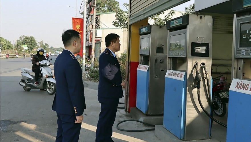 Theo các doanh nghiệp bán lẻ xăng dầu, Nhà nước nên có quy định mức chiết khấu tối thiểu để đảm bảo cho doanh nghiệp bán lẻ có đủ lãi thì mới không có cảnh bị đứt nguồn cung Theo các doanh nghiệp bán lẻ xăng dầu, Nhà nước nên có quy định mức chiết khấu tối thiểu để đảm bảo cho doanh nghiệp bán lẻ có đủ lãi thì mới không có cảnh bị đứt nguồn cung