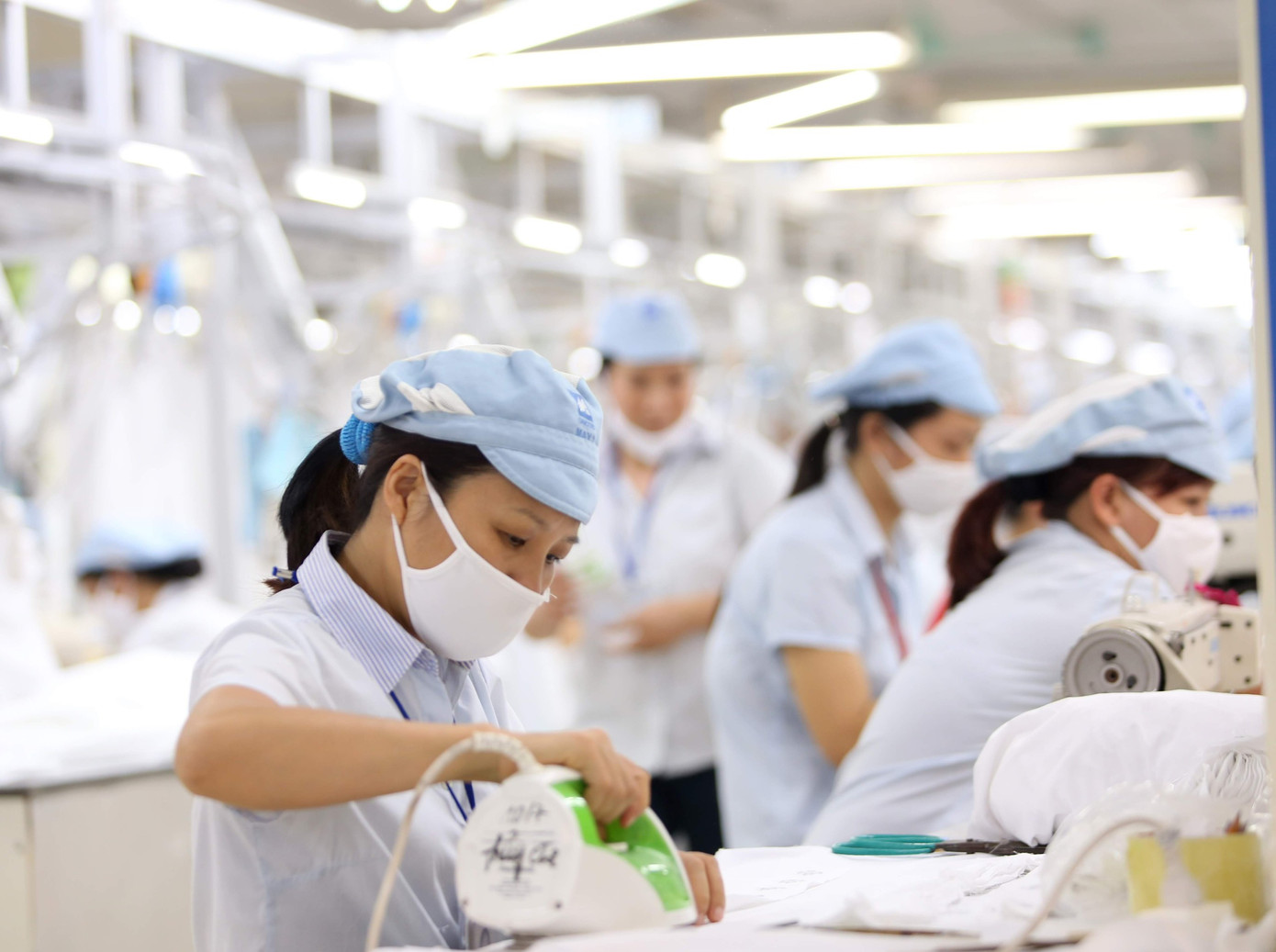 Dệt may và da giày sẽ phải đẩy mạnh việc 'nội địa hóa' trong dệt nhuộm, sợi, sản xuất nguyên, phụ liệu. Ảnh: Nguyễn Bằng