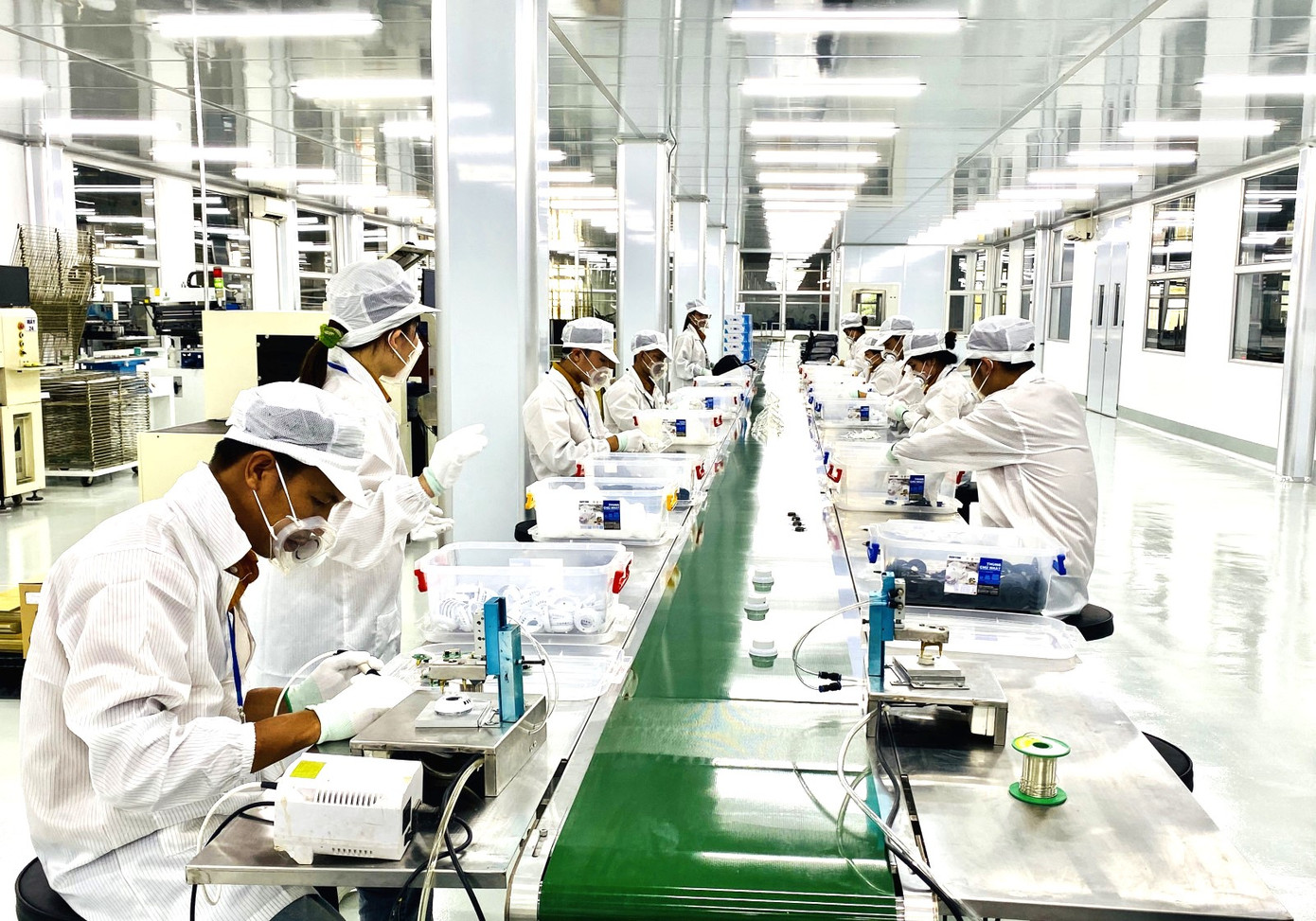 Công nhân trong nhà máy sản xuất linh kiện ở Bình Dương. Ảnh: Hương Chi