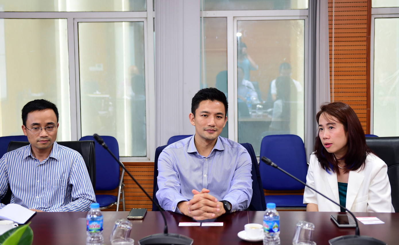 Ông Marc Woo (ngồi giữa), Giám đốc điều hành phụ trách thị trường Việt Nam và châu Á Thái Bình Dương và bà Hà Lâm Tú Quỳnh, Giám đốc Truyền thông Google châu Á - Thái Bình Dương, phụ trách Việt Nam tại buổi làm việc với báo Tiền Phong. Ảnh: Xuân Tùng Ông Marc Woo (ngồi giữa), Giám đốc điều hành phụ trách thị trường Việt Nam và châu Á Thái Bình Dương và bà Hà Lâm Tú Quỳnh, Giám đốc Truyền thông Google châu Á - Thái Bình Dương, phụ trách Việt Nam tại buổi làm việc với báo Tiền Phong. Ảnh: Xuân Tùng
