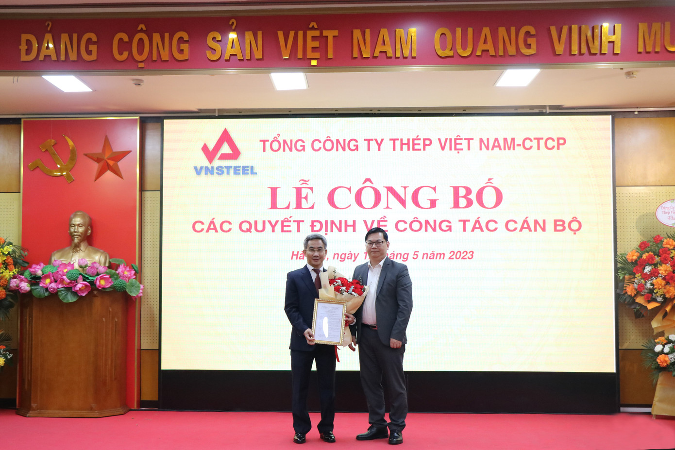 Chủ tịch Hội đồng quản trị VNSTEEL Lê Song Lai trao quyết định và tặng hoa tân Tổng giám đốc VNSTEEL Nghiêm Xuân Đa
