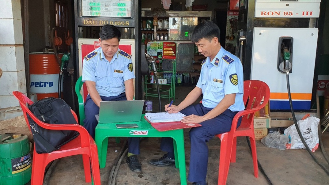 Lực lượng QLTT kiểm tra cây xăng có vi phạm. Lực lượng QLTT kiểm tra cây xăng có vi phạm.